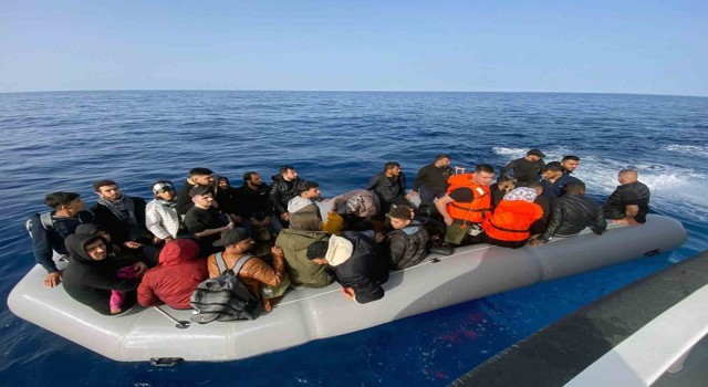 Yunanistanın geri ittiği 33 düzensiz göçmen kurtarıldı