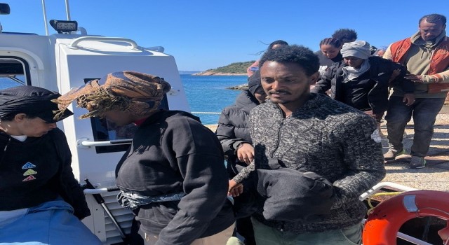Yunanistanın ölüme ittiği 12si çocuk 75 göçmen kurtarıldı
