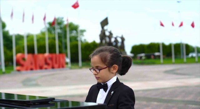 8 yaşındaki piyanistten Bandırma Vapuru Müzesi önünde Türk Marşı