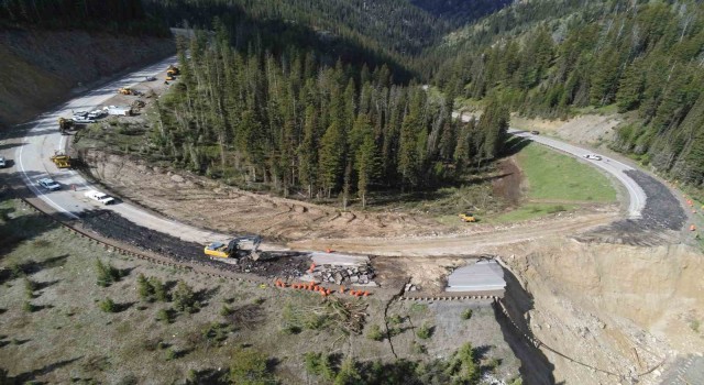 ABDde dağ geçidinde yol çöktü