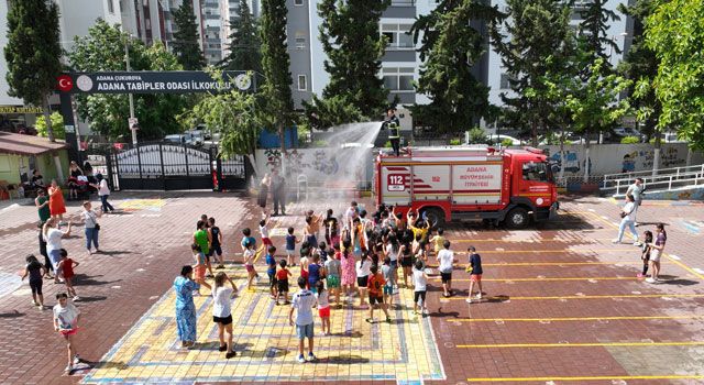 Adana Büyükşehir İtfaiyesinden Miniklere Serinleten Sürpriz