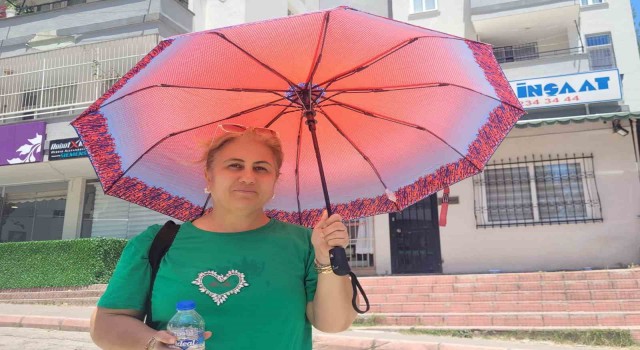 Adanada şemsiye bu sefer sıcaktan korudu