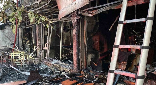 Alevlere teslim olan kafe küle döndü