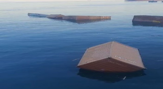 Ambarlı Limanında yanlış yükleme yapılan gemide konteynerler denize düştü
