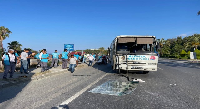 Antalyada belediye ve otel personelini taşıyan araçlar çarpıştı: 6 yaralı