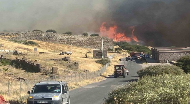 Ayvacıkta makilik alanda çıkan yangın antik kente sıçradı