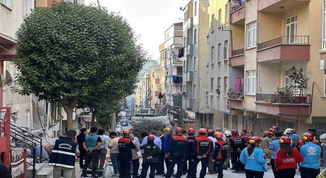 Bahçelievlerde 4 katlı bina kısmen çöktü