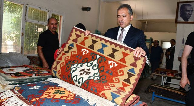 Başkan Çenet, Karatepe Kilim Kooperatifi'ni Ziyaret Etti