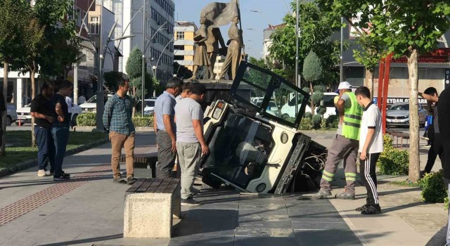Batmanda temizlik aracı havuza düştü