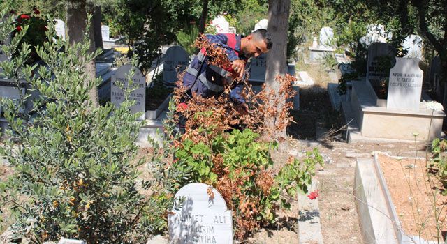 Bayram Öncesi Mezarlıklarda Temizlik Yapılıyor