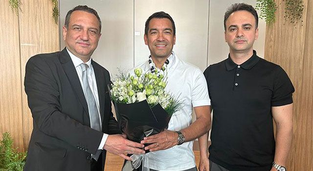 Beşiktaş’ın Yeni Teknik Direktörü van Bronckhorst İstanbul’da