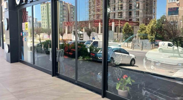 Beylikdüzünde önce tehdit ettiler ardından 2 kez galeriyi kurşunladılar