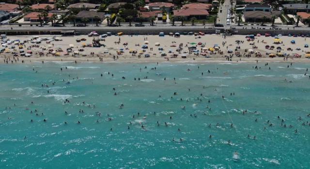 Binlerce kişi Çeşme Ilıca Plajına akın etti: İlçenin nüfusu 1 milyona dayandı