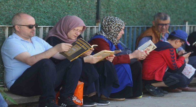 Bursada LGS heyecanı: Aileler kapı önlerinde dualarla bekledi