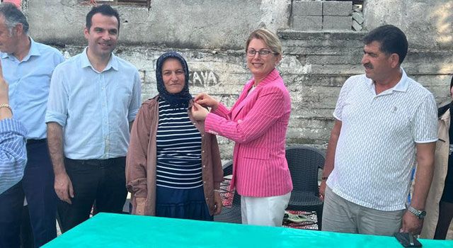 CHP’li Kaya, Partiye Yeni Üye Olanlara Rozet Taktı