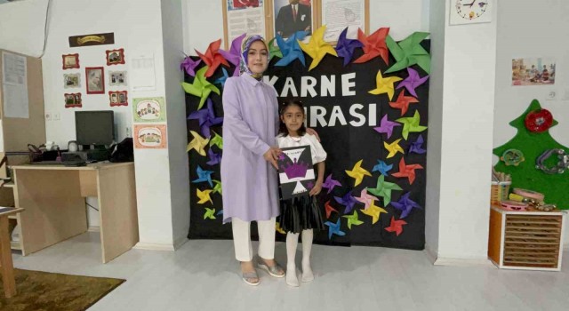 Depremde ailesini kaybeden minik Nazın ilk karne heyecanı