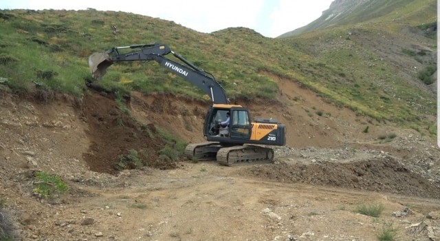 Derecik ilçesinde su ve yol çalışmaları başladı