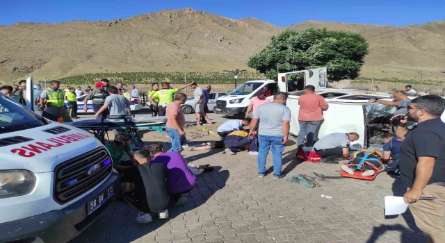 Divriğide kontrolden çıkan ticari araç devrildi: 4 yaralı