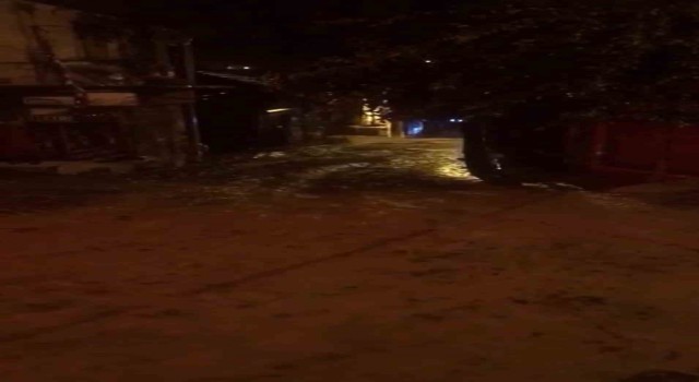 Divriğide sel: Araçlar suya gömüldü