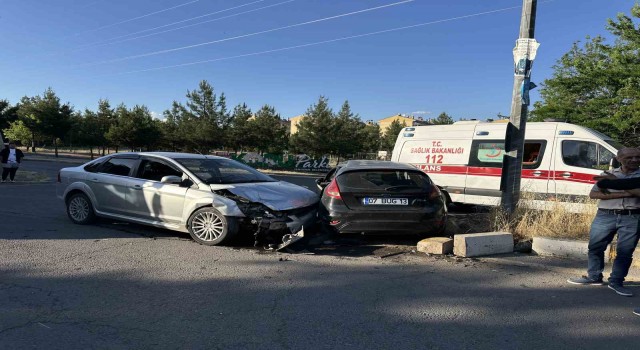 Diyarbakırda iki otomobil çarpıştı: 2si çocuk 7 yaralı