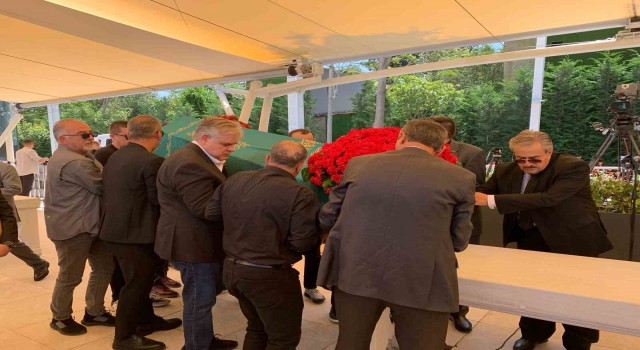 Eski başbakan Tansu Çillerin eşi Özer Uçuran Çiller son yolculuğuna uğurlanıyor