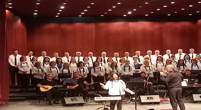 Eskişehirde Türk halk müziği korosu konseri ve halk oyunları gösterisi