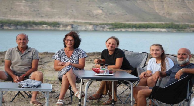 Fransız turistlerin Acıgölde kamp keyfi