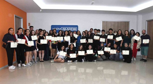 Genç gönüllülerin sertifika heyecanı