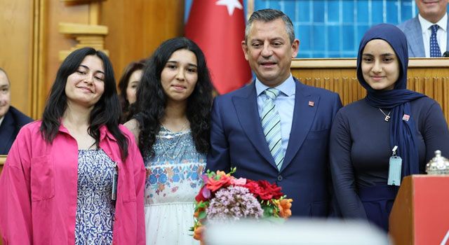Genel Başkan Özgür Özel’den Osmaniyeli Vatandaşlara Rozet