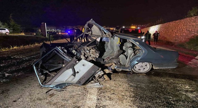 Hafif ticari araçla çarpışan Tofaş hurdaya döndü: 2si ağır 5 yaralı