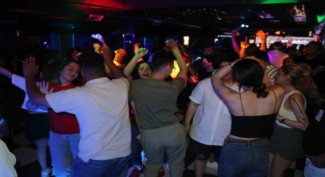 İranlı turistler Vanda gönüllerince eğleniyor