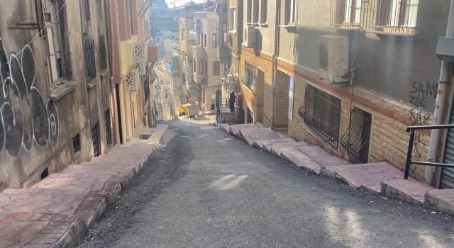 İstanbulda Pakistanlı adama kapkaç kamerada: Adamın kovaladığı şahsı polis yakaladı