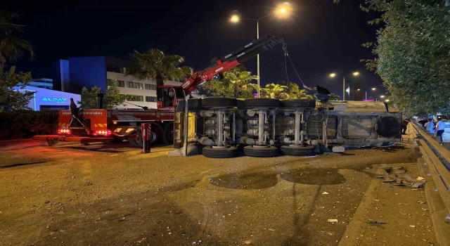 İzmirde lastikleri patlayan hafriyat kamyonunun dorsesi devrildi