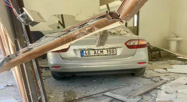 Kahramanmaraşta otomobil iş yerine daldı
