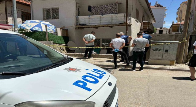 Karamanda bir kişi evinin bahçesinde ölü bulundu