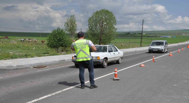 Karsta güvenlik ve trafik uygulamaları sürüyor