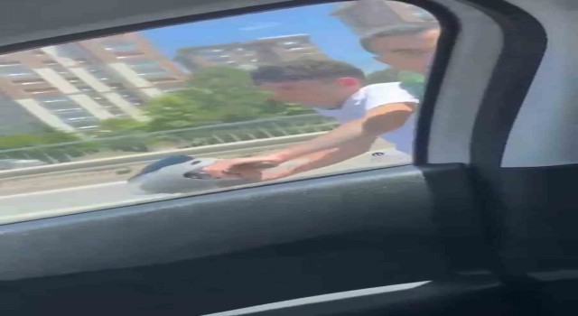 Kartalda yayaya yol veren sürücüye saldırmaya çalışan trafik magandaları kamerada