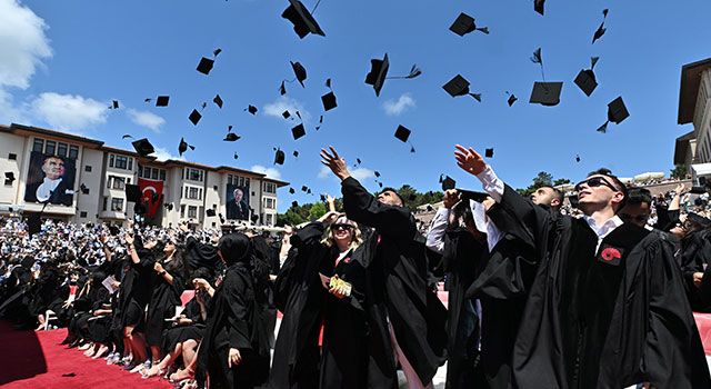 Koç Üniversitesi 30’uncu Dönem Mezunlarını Verdi
