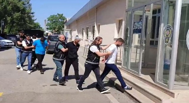 Kocaelide viyadük altına götürdükleri şahsı öldüresiye dövüp kameraya aldılar: 4 gözaltı