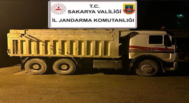 Kocaelinden gelerek Sakaryada kimyasal atık dökerken yakalandılar