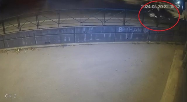 Kontrolden çıkan otomobil ağaca çarptı, yaya ezilmekten son anda kurtuldu