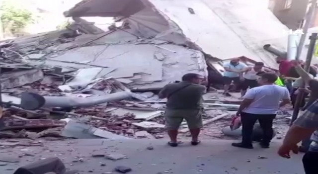 Küçükçekmece Kartaltepe Mahallesinde bir bina henüz belirlenemeyen bir nedenle çöktü. Olay yerine çok sayıda itfaiye ve sağlık ekibi sevk edildi.