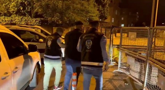 Küçükçekmecede elinde silahla araç sürüp yoldan geçenleri korkuttu