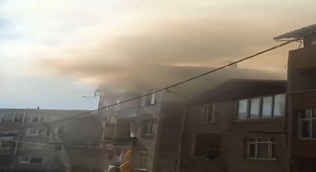 Küçükçekmecede korkutan yangın: Mangal yaparken çatıyı yaktı