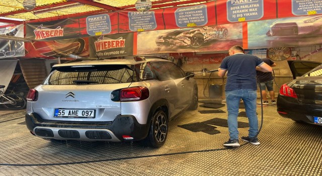 Kurban etlerinin taşındığı araçlar oto yıkamacılarda yoğunluk oluşturdu