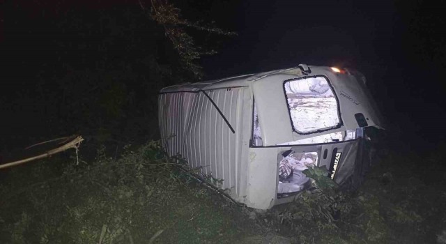 Malkarada otomobil ile minibüs çarpıştı: 15 yaralı