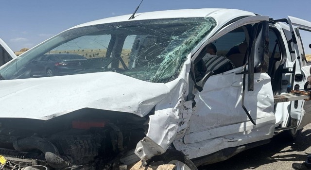Mardinde hafif ticari araçlar çarpıştı: 3 yaralı
