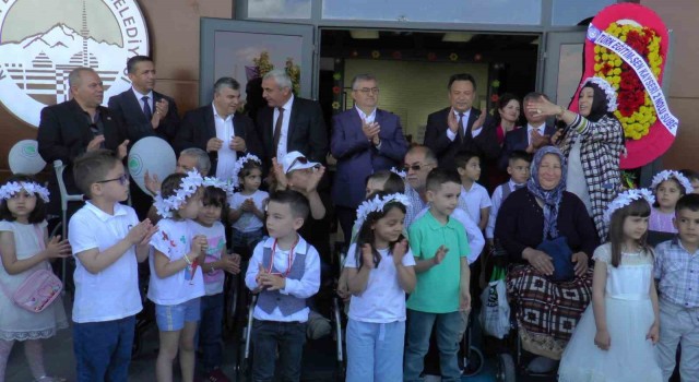 Minikler ‘iyilikle engelleri aştı, öğretmenleri gözyaşlarını tutamadı