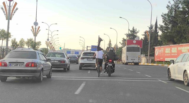 Motosiklete tutunan bisikletlinin tehlikeli yolculuğu kameraya yansıdı