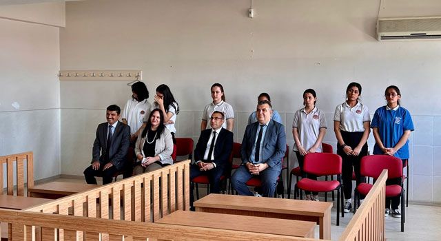 Öğrenciler Temsili Duruşmaya Çıktı